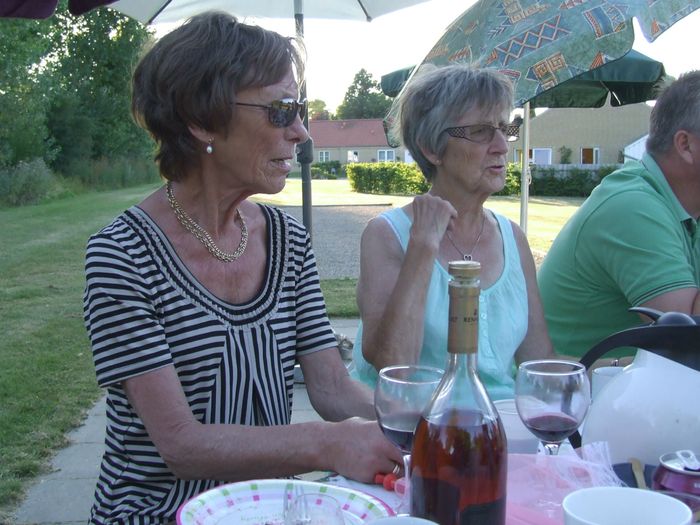 Mon Inga og Bente har set, at cognacflasken - sponsoreret af Finn - er kommet på bordet,?
